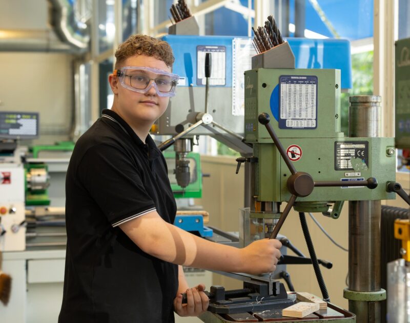 Jongen bij de kolomboor Jongen bij de kolomboor