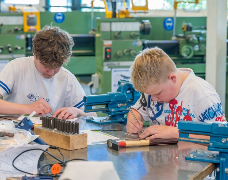 Leerlingen aan het werk bij Metaal