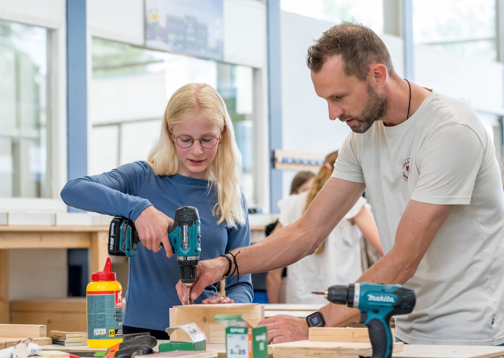 Docent helpt leerling