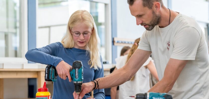 Docent helpt leerling