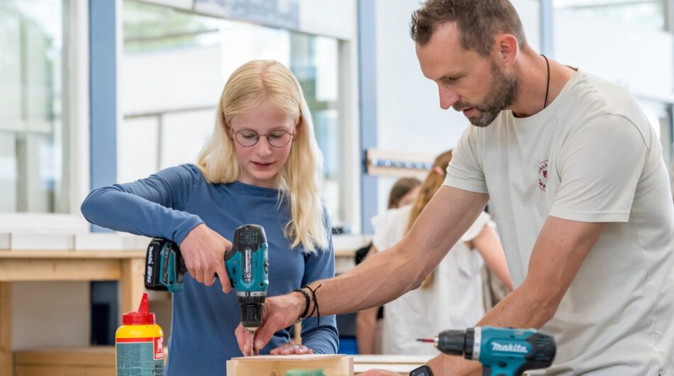 Docent helpt leerling