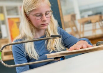 Leerling aan het figuurzagen
