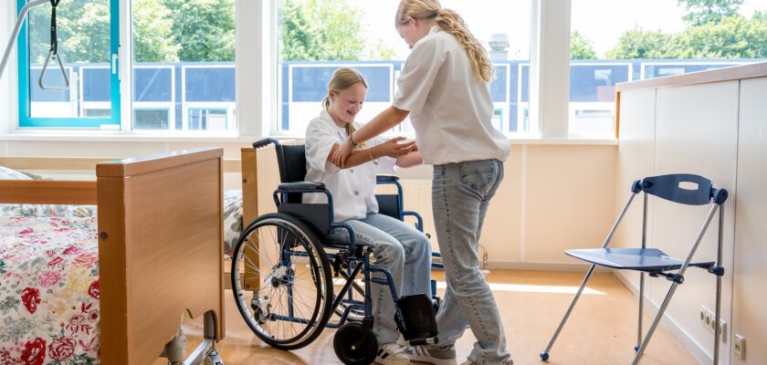 Leerlingen oefenen met rolstoel