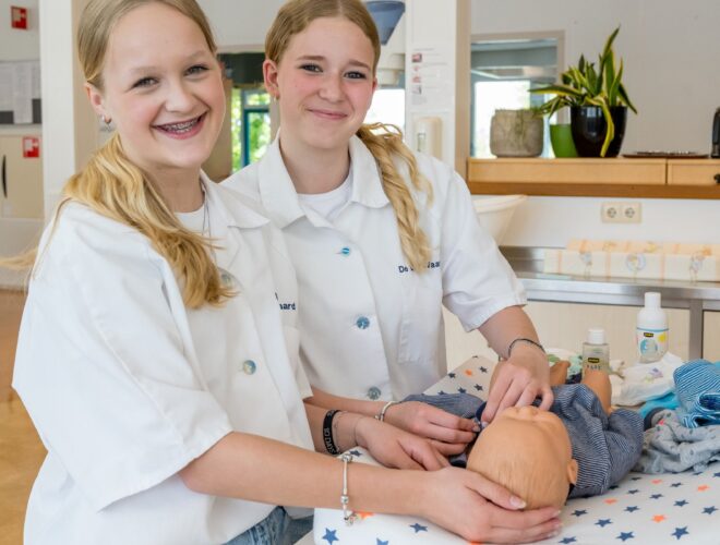 Leerlingen bij Zorg en Welzijn baby