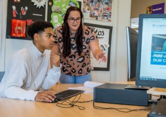 Leerling op de computer aan het werk