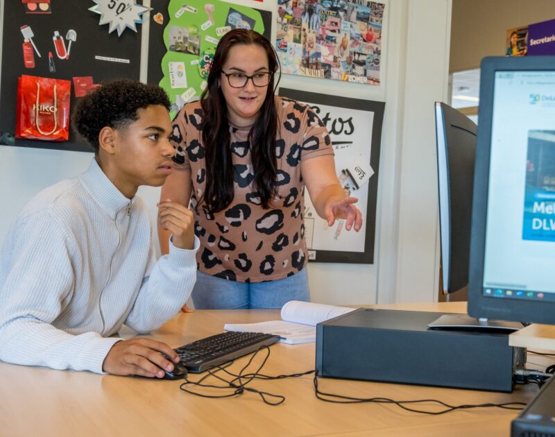 Leerling op de computer aan het werk