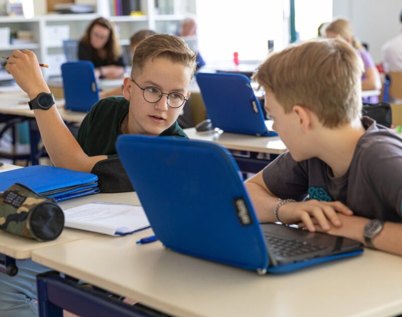 Zorgklas leerlingen werken op laptop