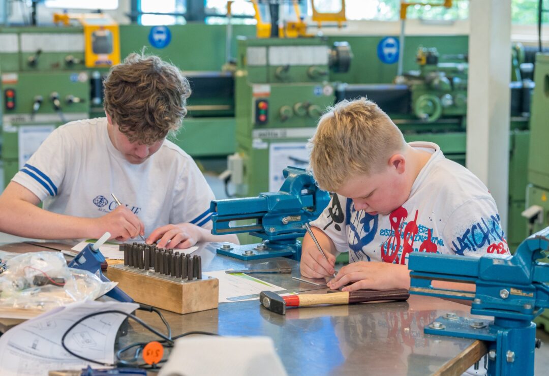 Leerlingen aan het werk bij PIE