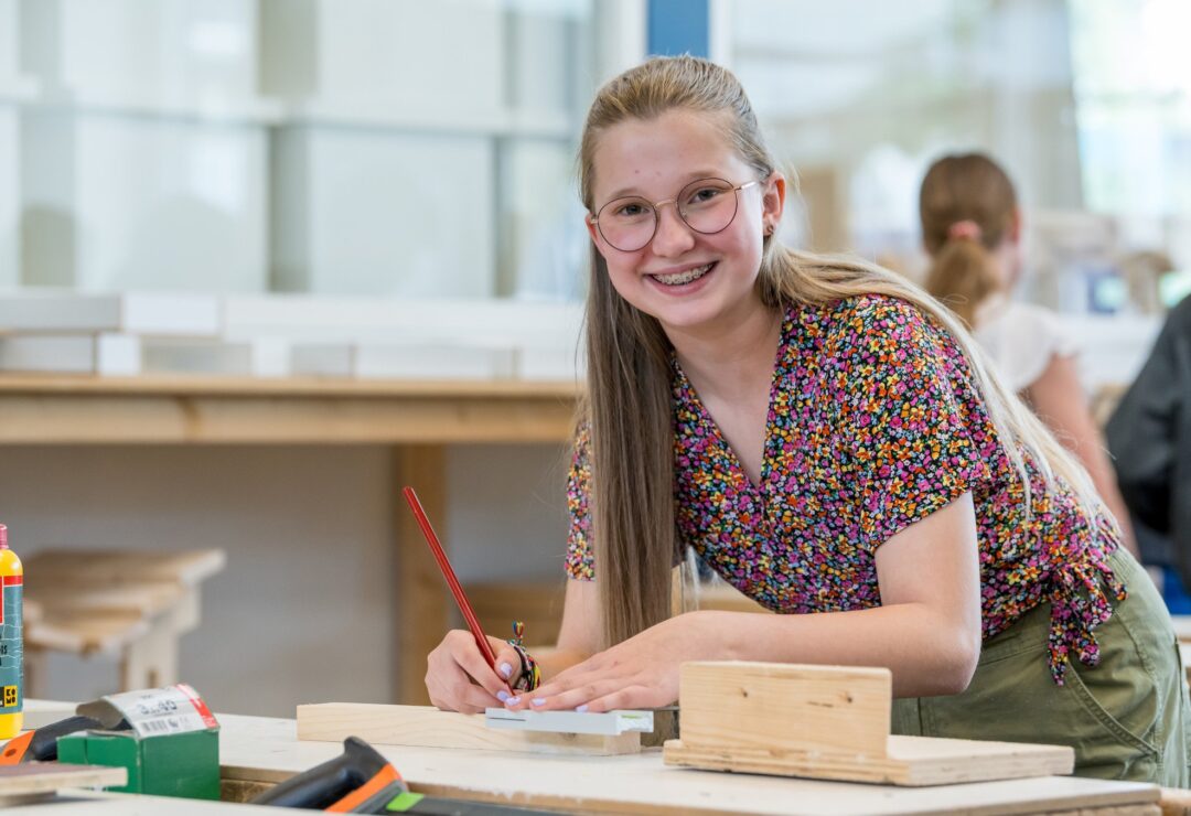 BWI leerling kijkt op van haar werk