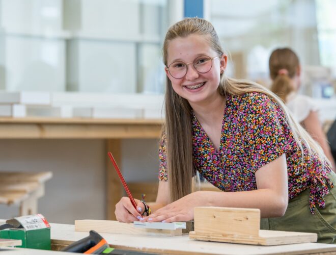 BWI leerling kijkt op van haar werk