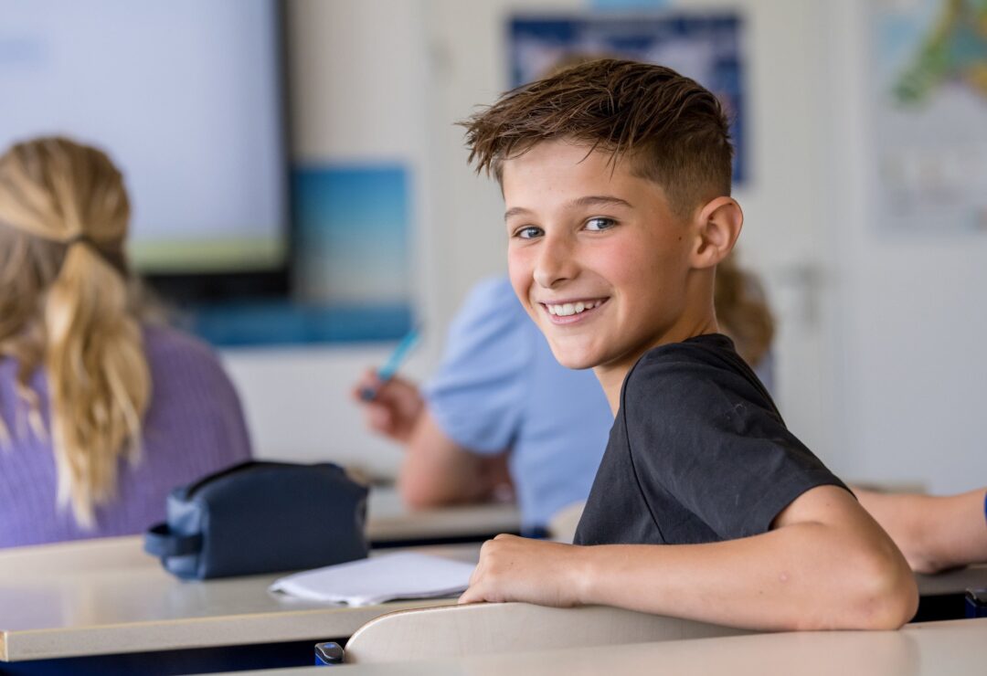 Leerling kijkt om in de klas