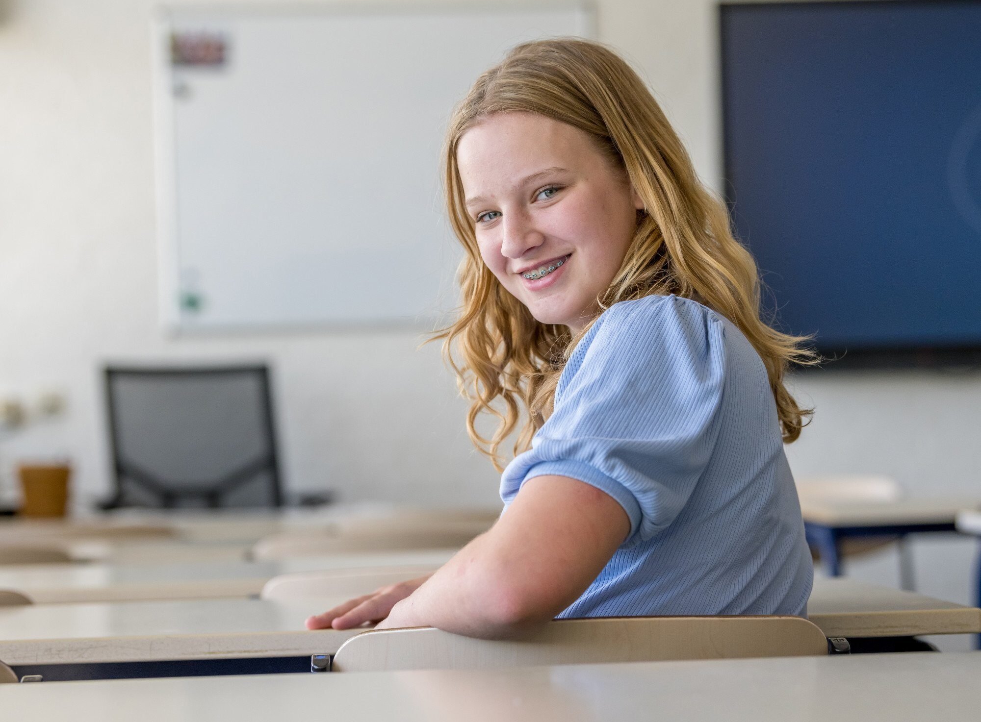 Leerlinge kijkt om in de klas