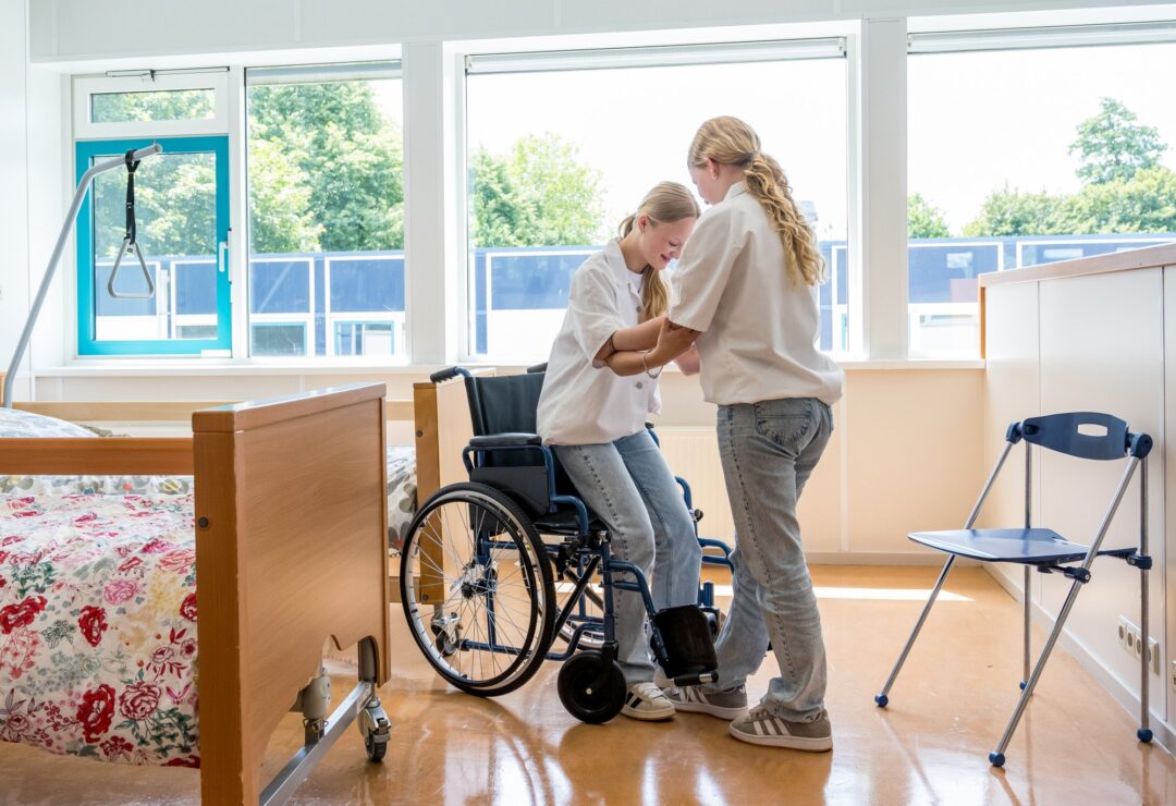 Leerlingen helpen elkaar met de rolstoel Z&W