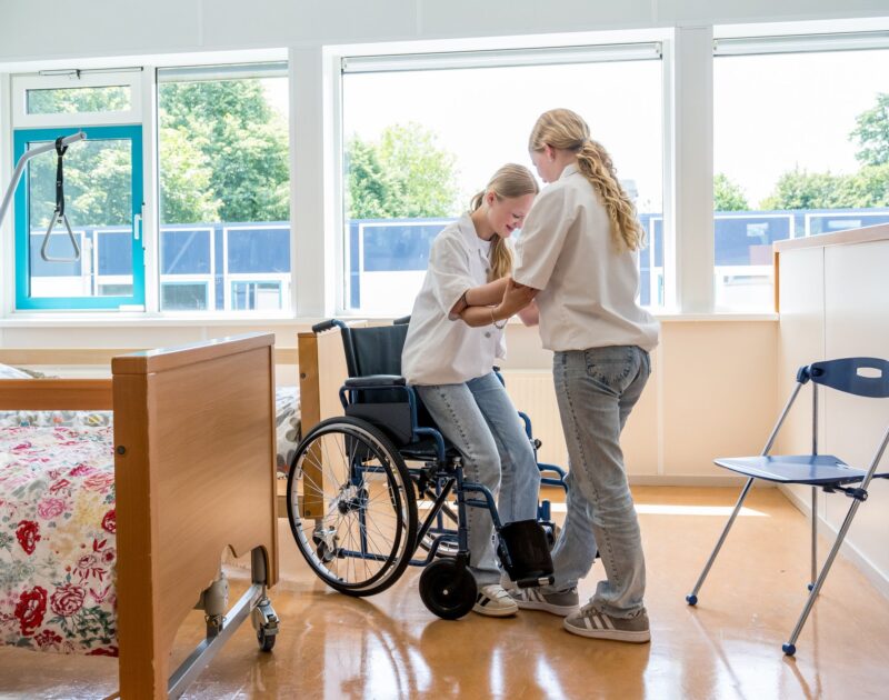 Leerlingen helpen elkaar met de rolstoel Z&W