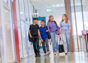 Leerlingen lopen door de gang op de havo/vwo locatie