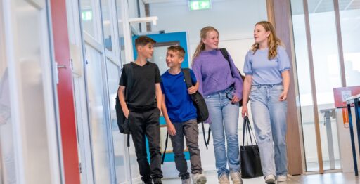 Leerlingen lopen door de gang op de havo/vwo locatie