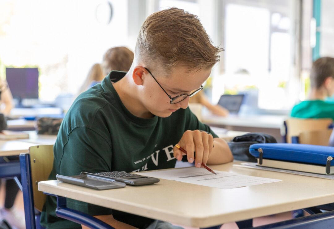 Zorgklas en LWOO leerling aan het werk