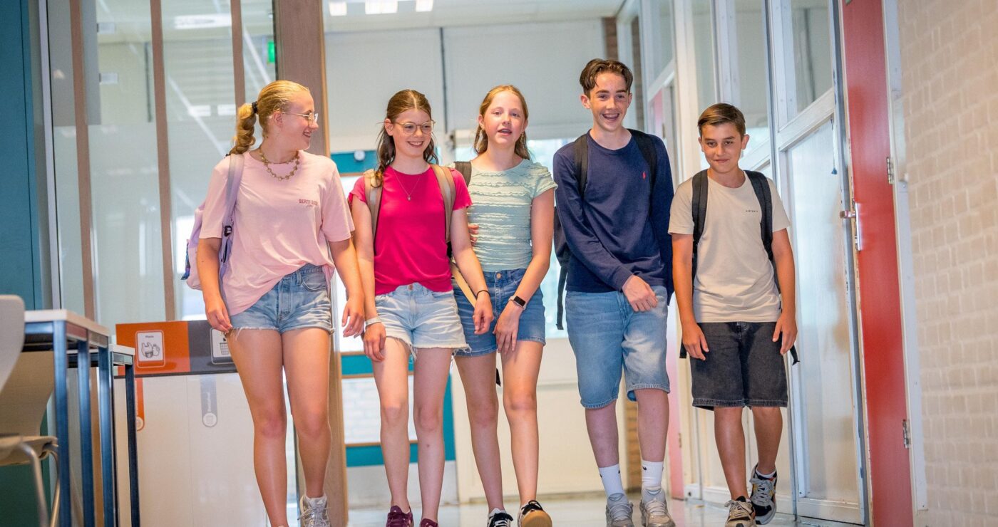 Leerlingen in de gang havo/vwo