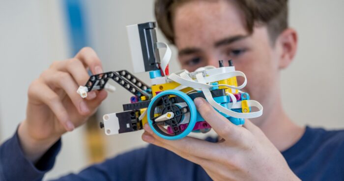 Leerling met robot