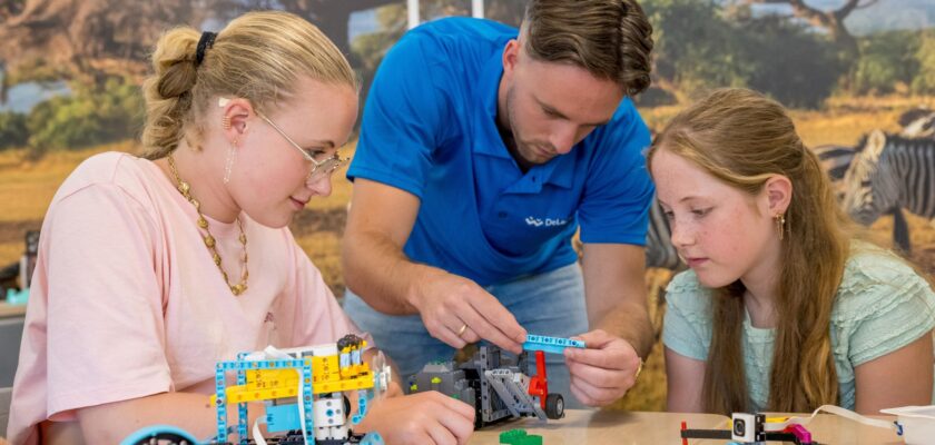Docent met leerlingen